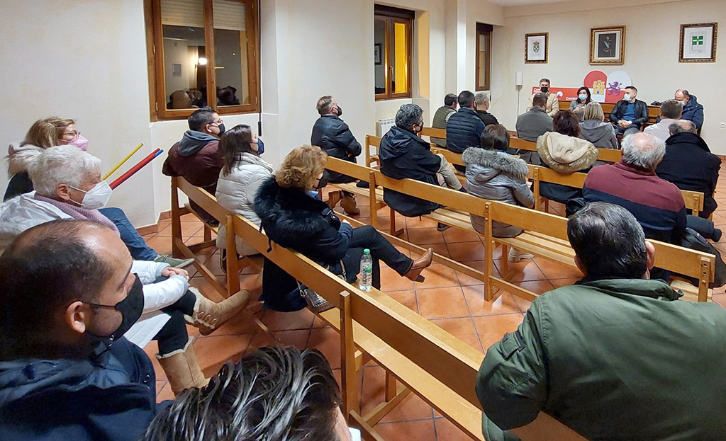 Un momento del encuentro de candidatos socialistas a las Cortes con alcaldes en La Matilla. / E. A.