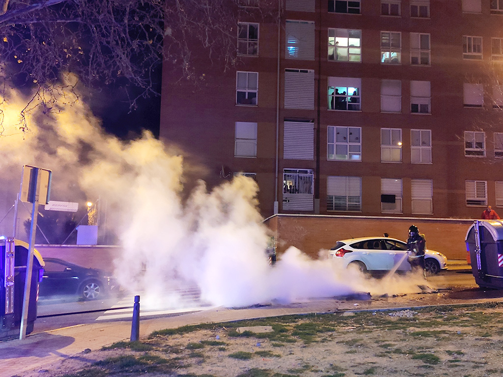 Los bomberos acudieron a apagar el incendio en el contenedor, que quedó destrozado. / Nerea Llorente