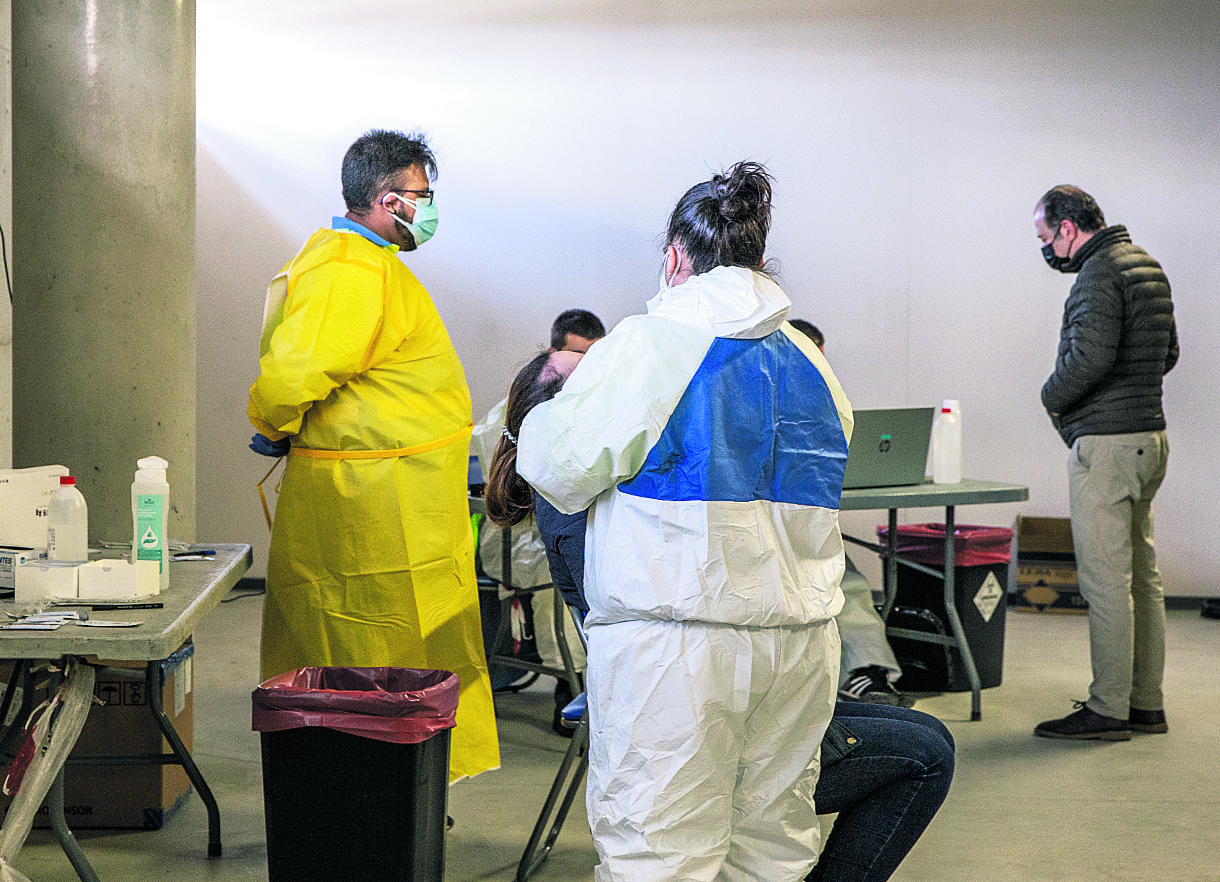 Un miembro del equipo realiza un test de antígenos a una mujer. / NEREA LLORENTE