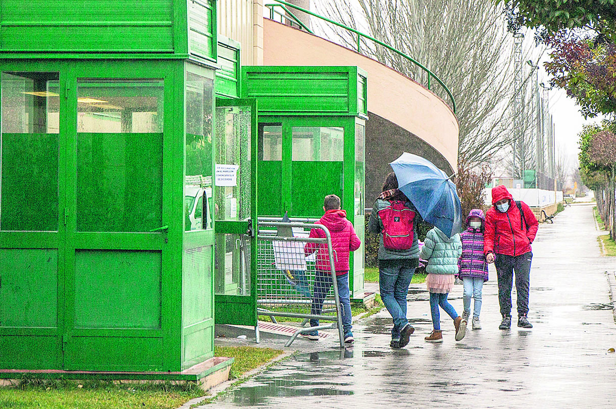 Varios padres con sus hijos se disponen a entrar en el pabellón Pedro Delgado.