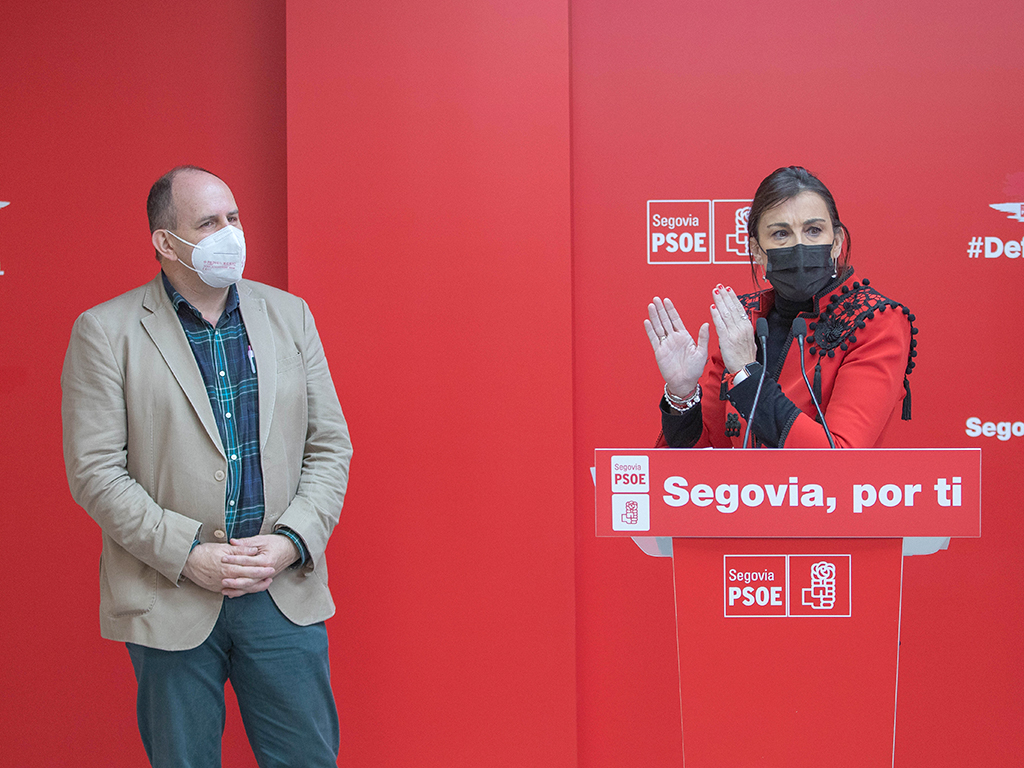 José Luis Aceves escucha la intervención de Ana Sánchez./ ROCÍO PARDOS