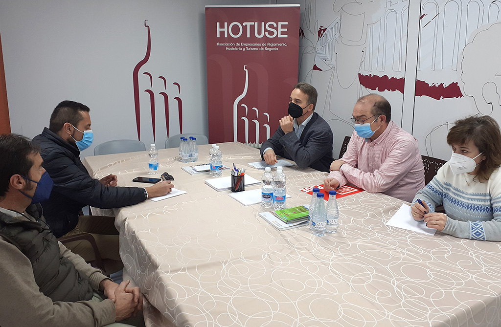 Un momento de la reunión de los socialistas con los responsables de HOTUSE. /E.A.