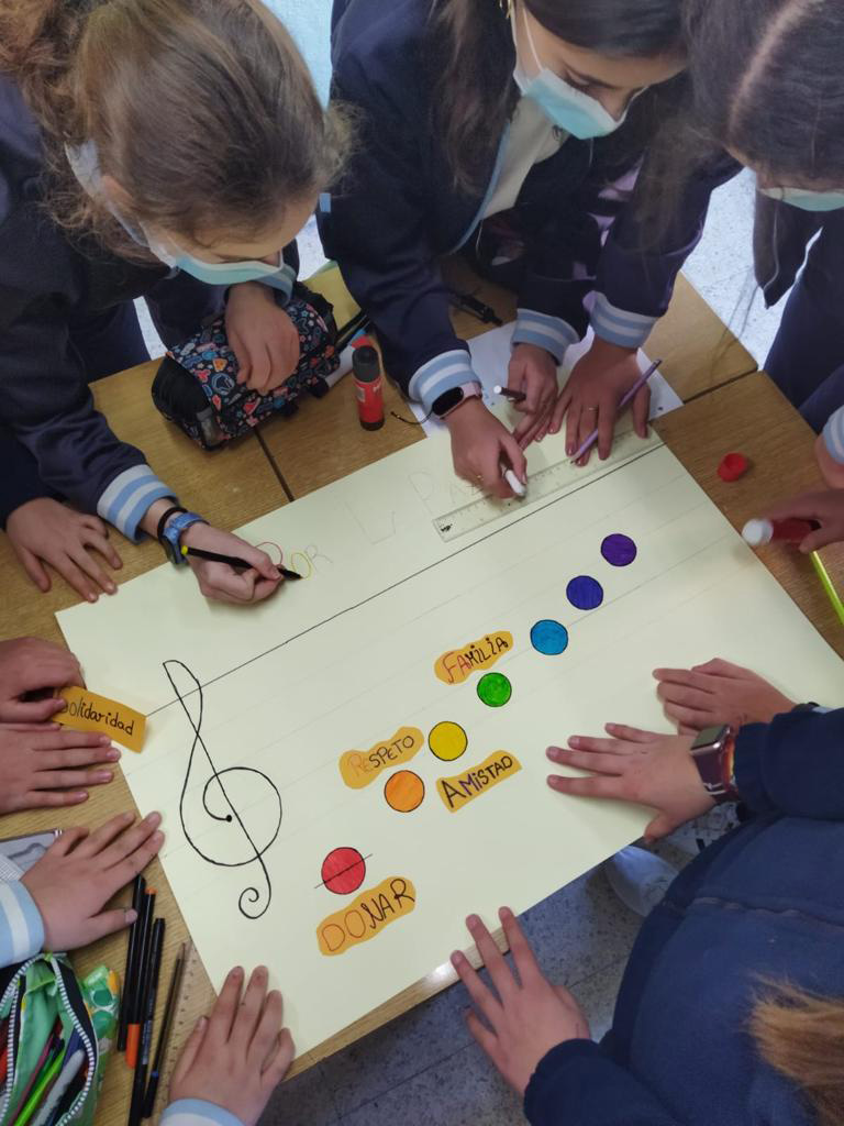 Alumnos del colegio Madres Concepcionistas trabajando en clase sobre el Día Escolar de la Paz. /EA