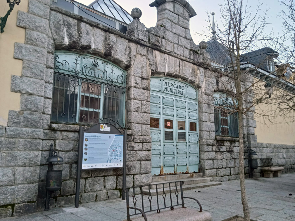 Fachada del mercado municipal de La Granja situado en la plaza de Los Dolores, un edificio que próximamente recuperara su esplendor. / EA