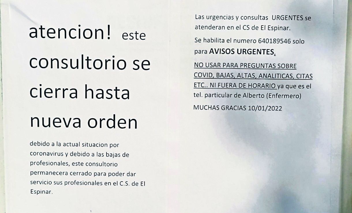 Cartel que avisa del cierre del consultorio médico de Los Ángeles de San Rafael. /E.R.