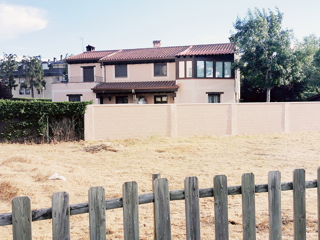 Los vecinos lamentan que la gasolinera esté tan cerca de viviendas. /E.A.