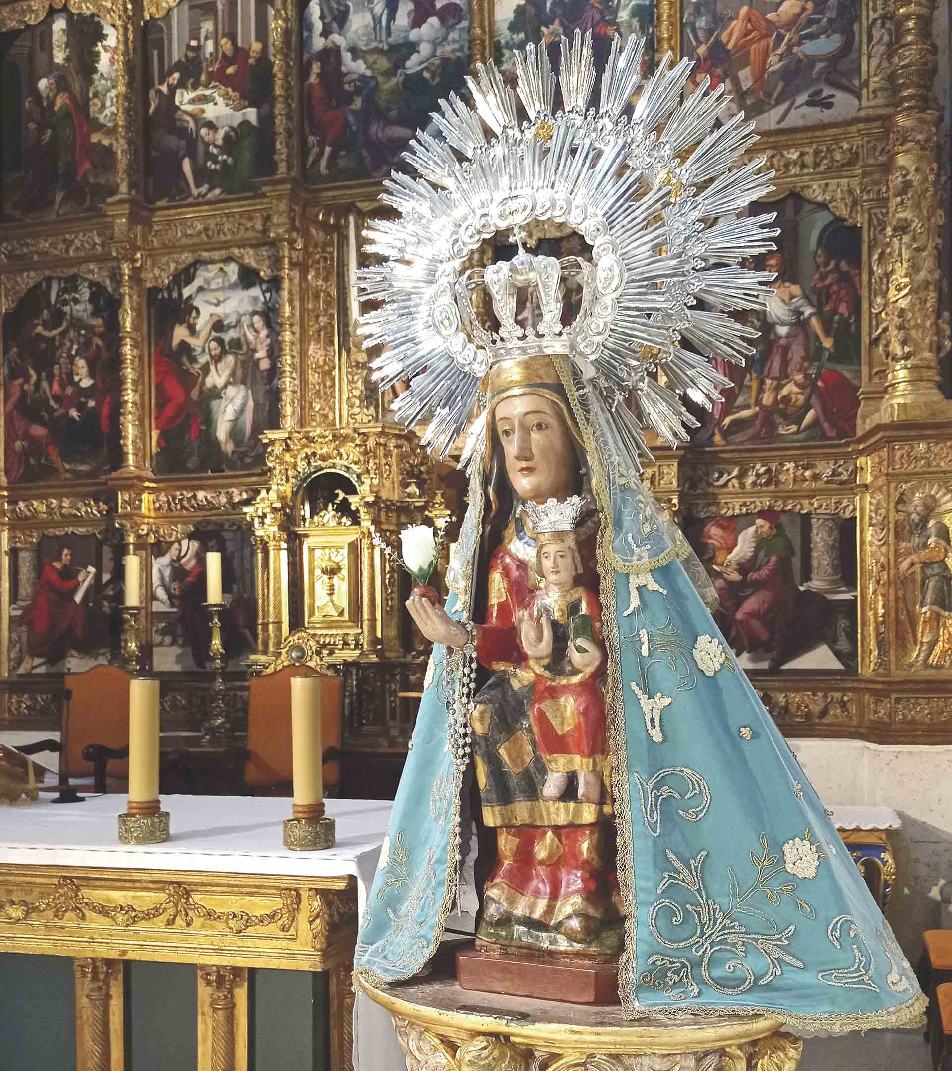 Virgen del Bustar en el presbiterio de la iglesia de Carbonero el Mayor.