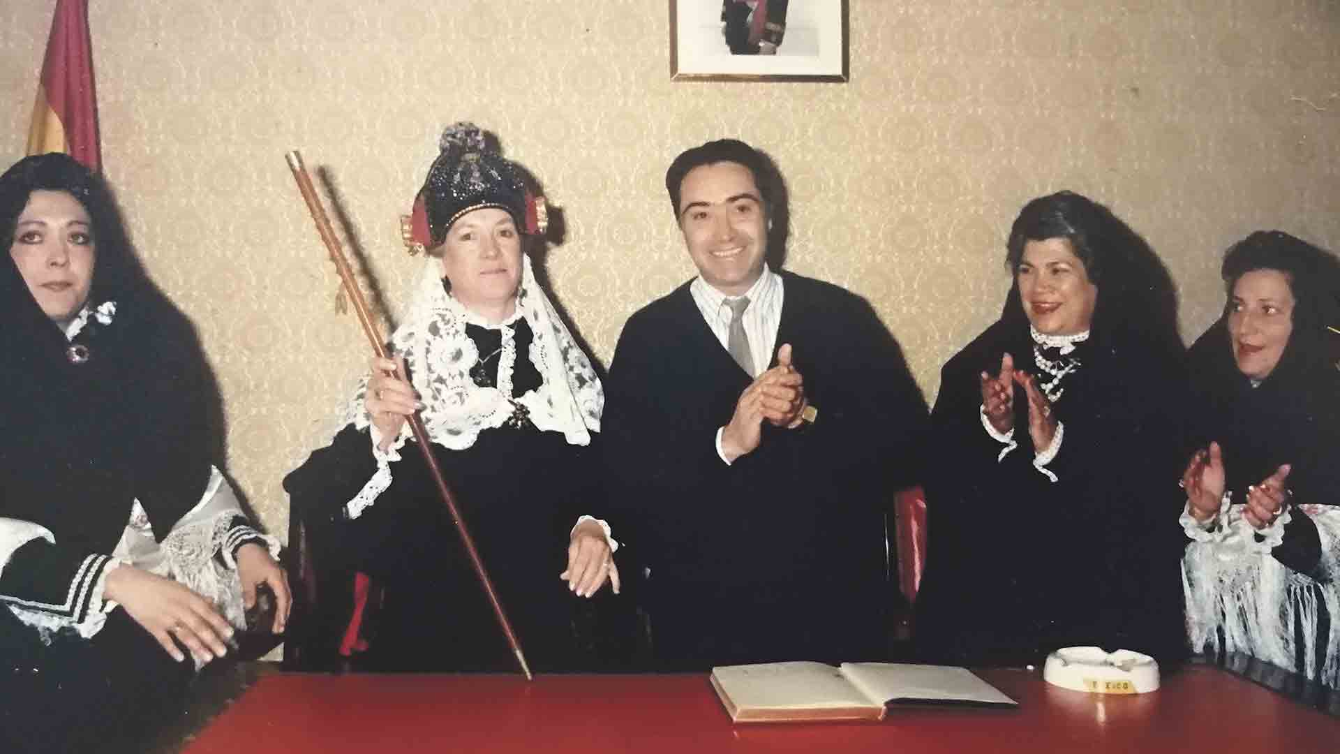 Entrega del bastón de mando a la alcaldesa Felisa Gómez Ruiz en el antiguo salón del Ayuntamiento. Riaza. Año 1989. / Familia de Diego Alcón