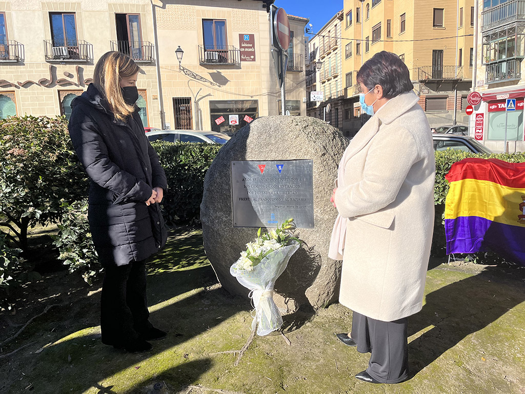 Ofrenda floral en memoria de las víctimas del Holocausto en el jardín de Los Huertos. / EL ADELANTADO