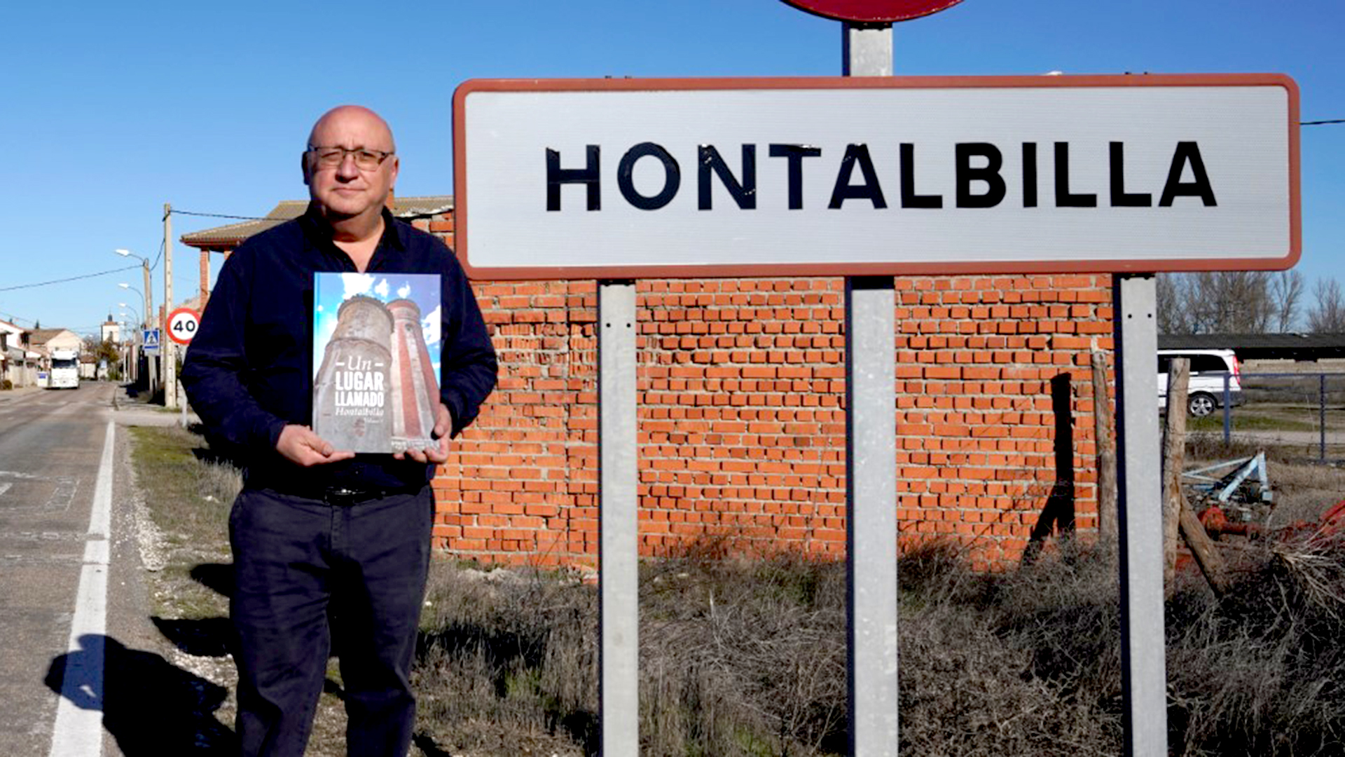 El autor del libro, Santiago García Garrido, en una de las entradas a la localidad de Hontalbilla.