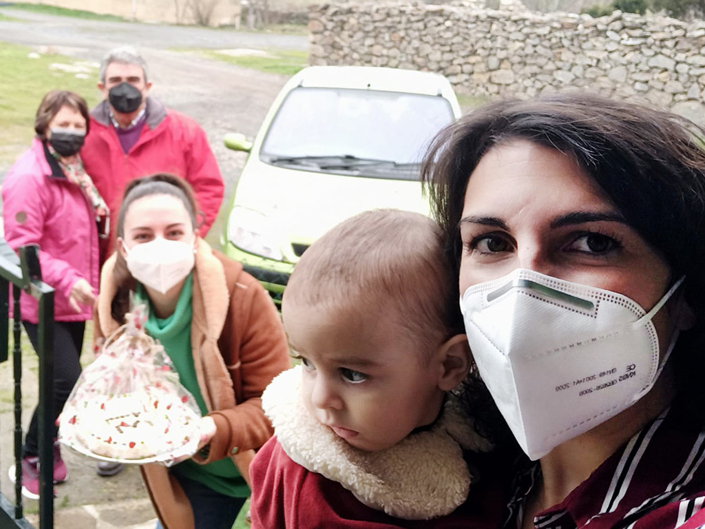 El 25 de diciembre, Sonia Pardos celebró su cumpleaños confinada y tan solo pudo ver a su familia en la lejanía desde la puerta de su casa. / S.P.