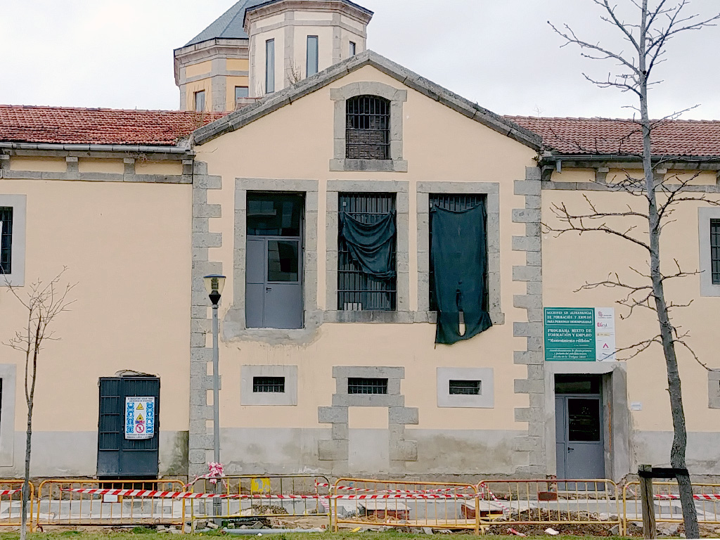 Fachada posterior de La Cárcel_Centro de Creación, edificio donde actualmente se ejecutan obras en algunos de sus pabellones y espacios. / E. A.