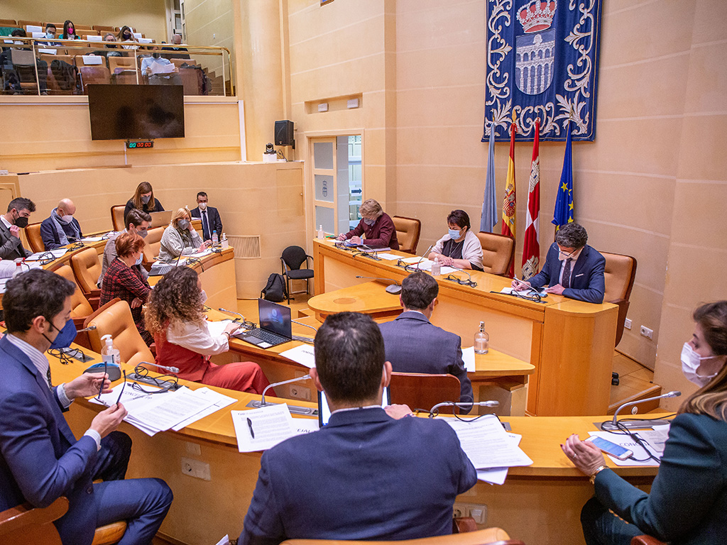 La corporación municipal, ayer durante el pleno ordinario correspondiente a este mes de enero. / Nerea Llorente