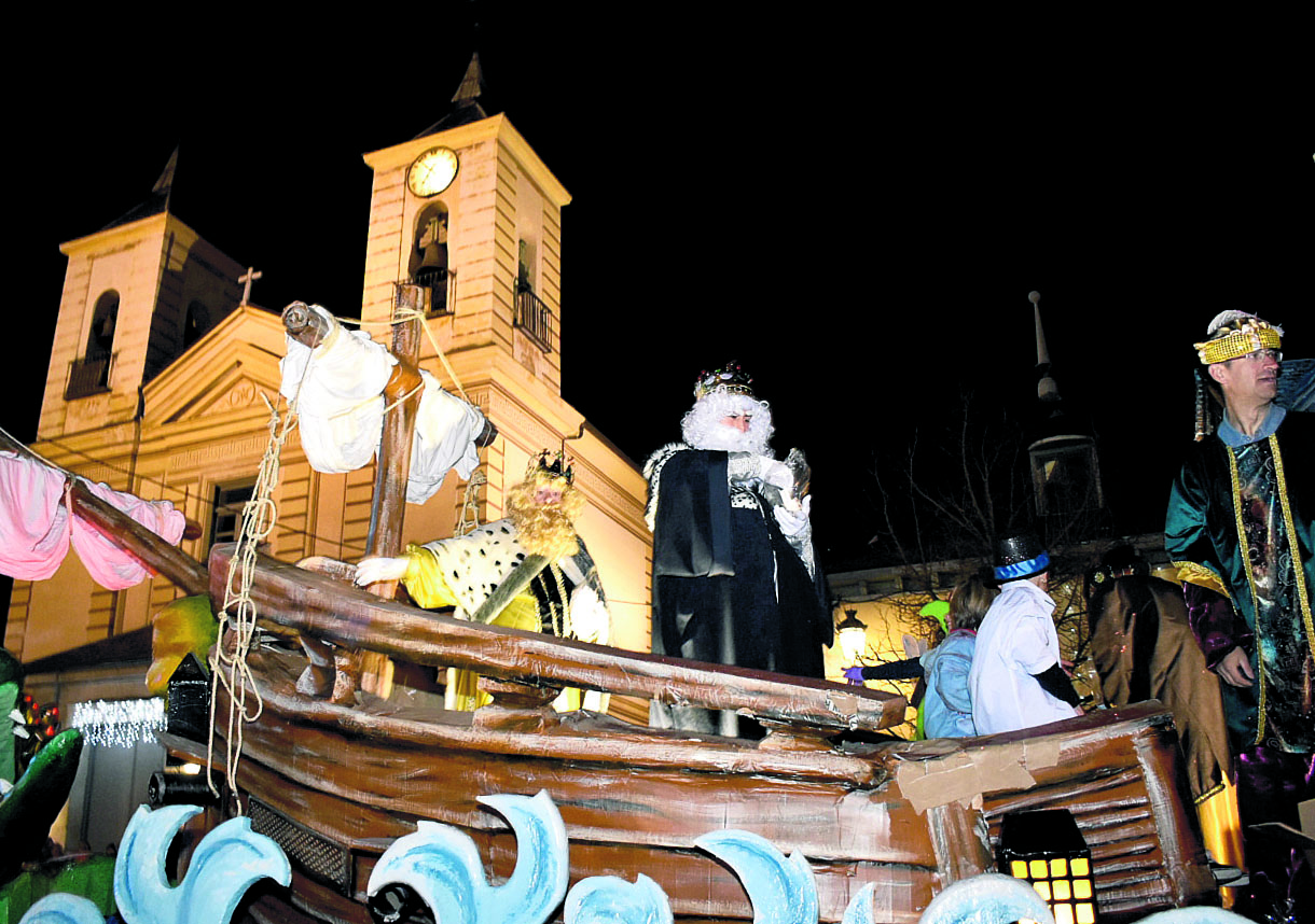 La cabalgata de los Reyes Magos a su paso por el Real Sitio de San Ildefonso. / E. A.