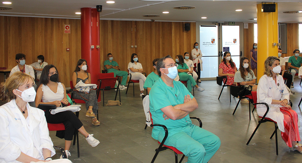 Imagen de archivo de un acto de bienvenida a los residentes en el salón de actos del Hospital de Segovia. /EA