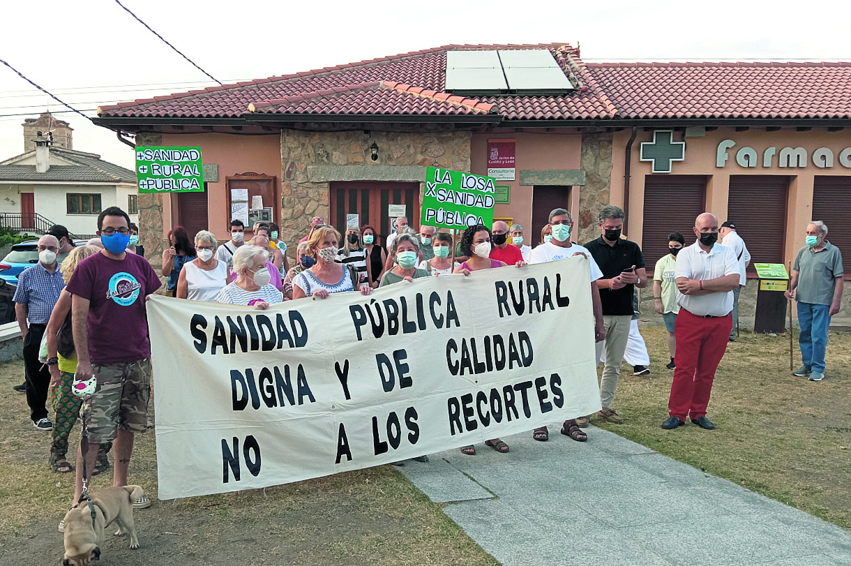 Vecinos de La Losa concentrados frente al consistorio de la localidad el pasado verano.