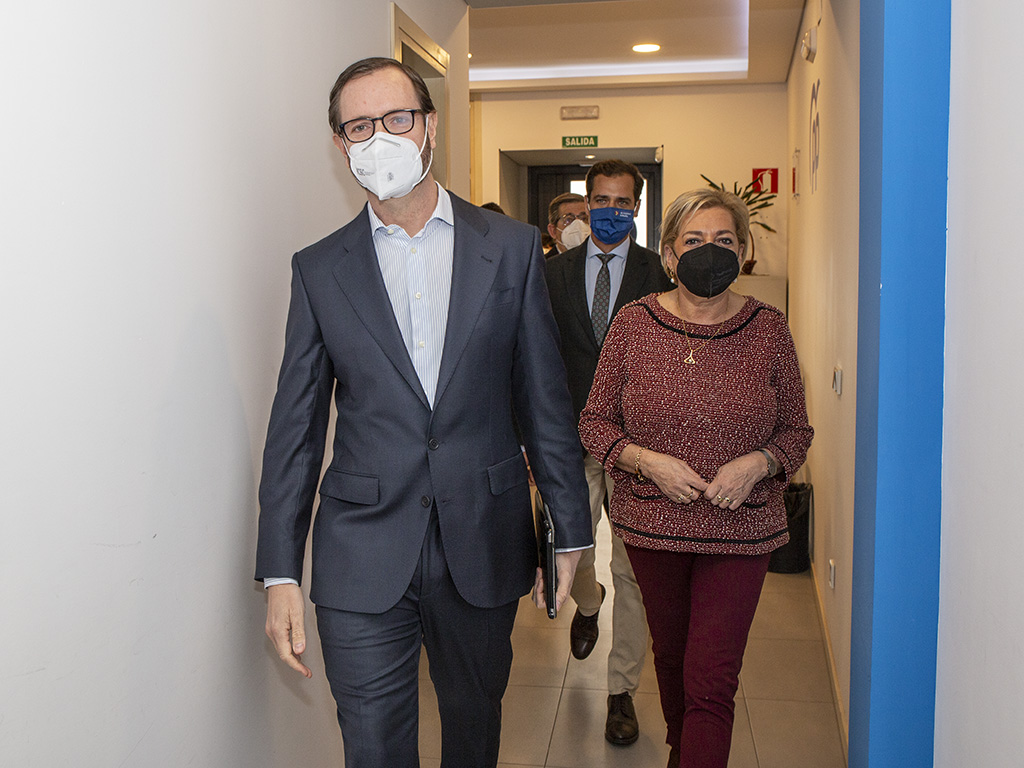 Javier Maroto, junto a Paloma Sanz. / NEREA LLORENTE