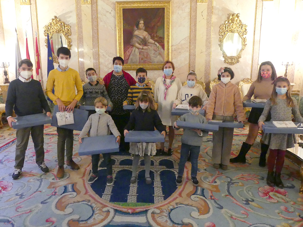 La alcaldesa y la concejala Fuencisla Yagüe, con once de los niños ganadores del concurso. / E. A.