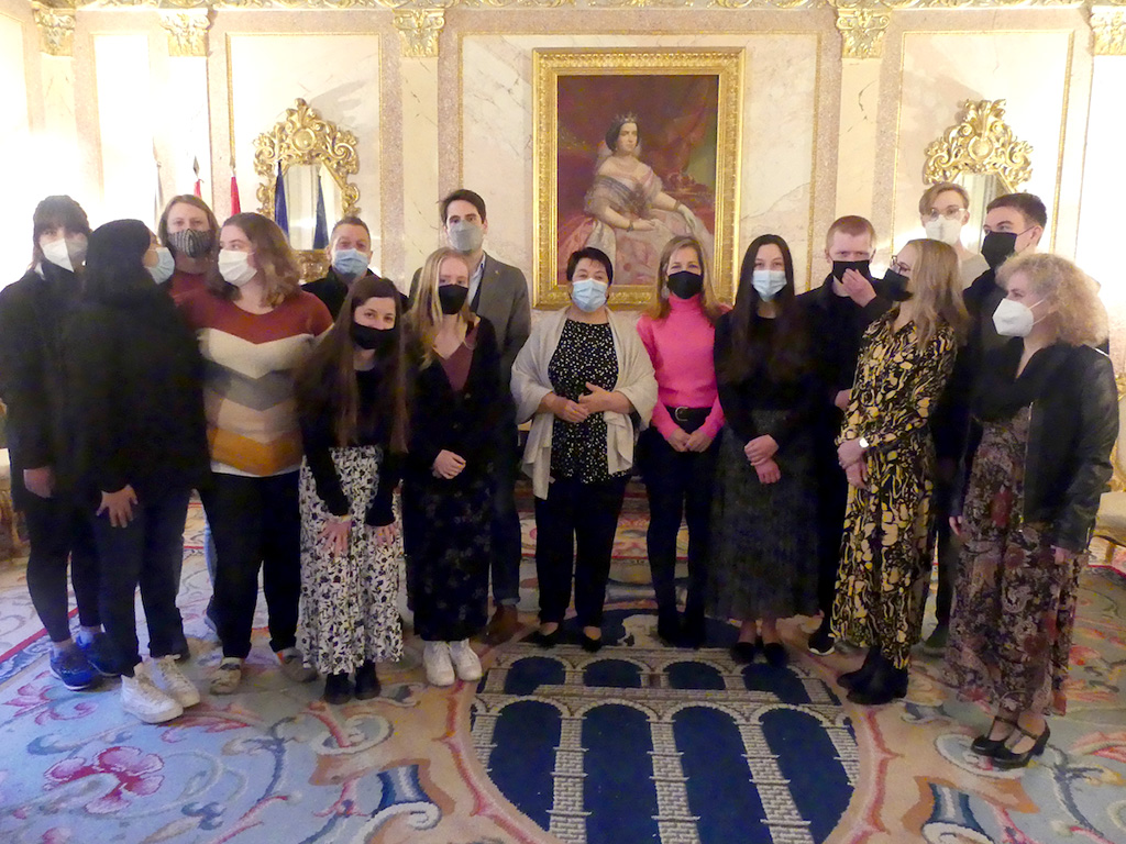 La alcaldesa y los concejales de Educación y Turismo recibieron ayer a los universitarios de Minnesota. / E. A.