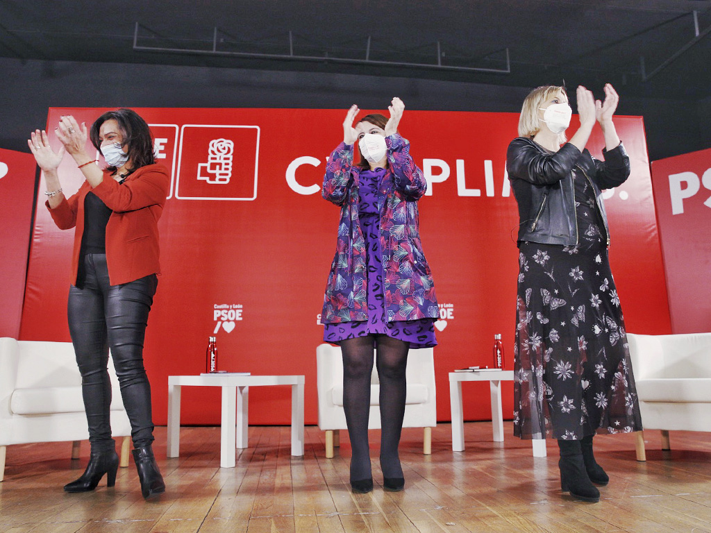 Adriana Lastra, en el centro, con Alicia Palomo y Ana Agudíez. / ICAL - NACHO VALVERDE