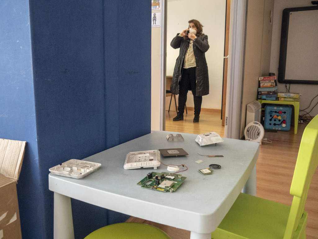 Susana Guri habla por teléfono explicando los daños causados, como la alarma que ha sido destrozada. / NEREA LLORENTE