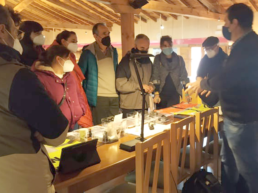 El geologo Andres Diez ofrece explicaciones a un grupo de visitantes en un momento de la jornada