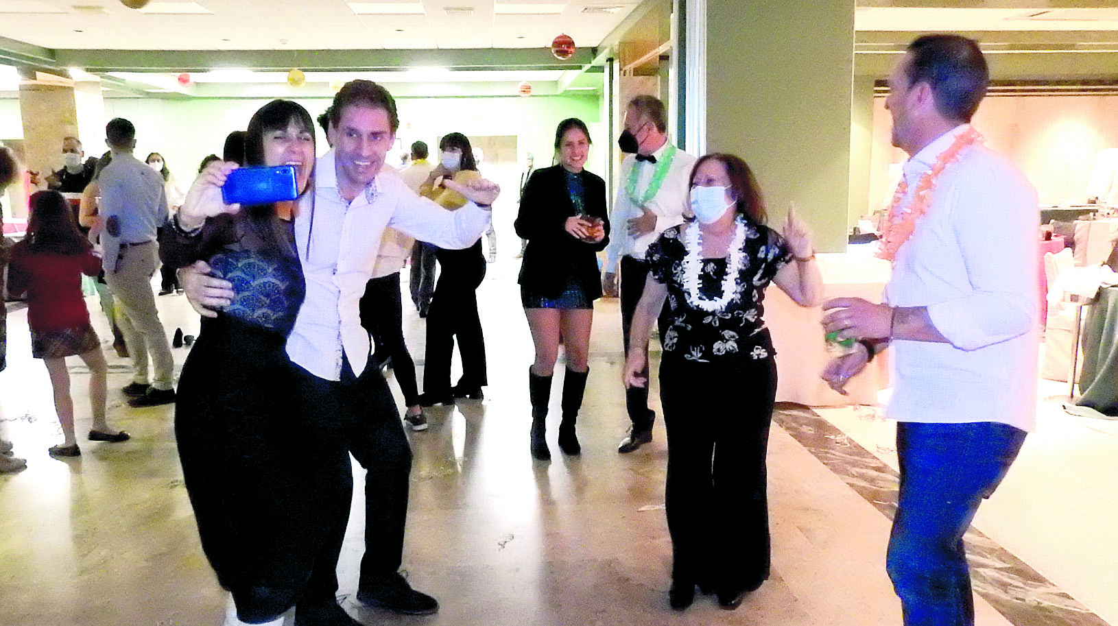 En Magullo la alegria no falto en el cotillon de fin de ano con musica y diversion durante toda la noche