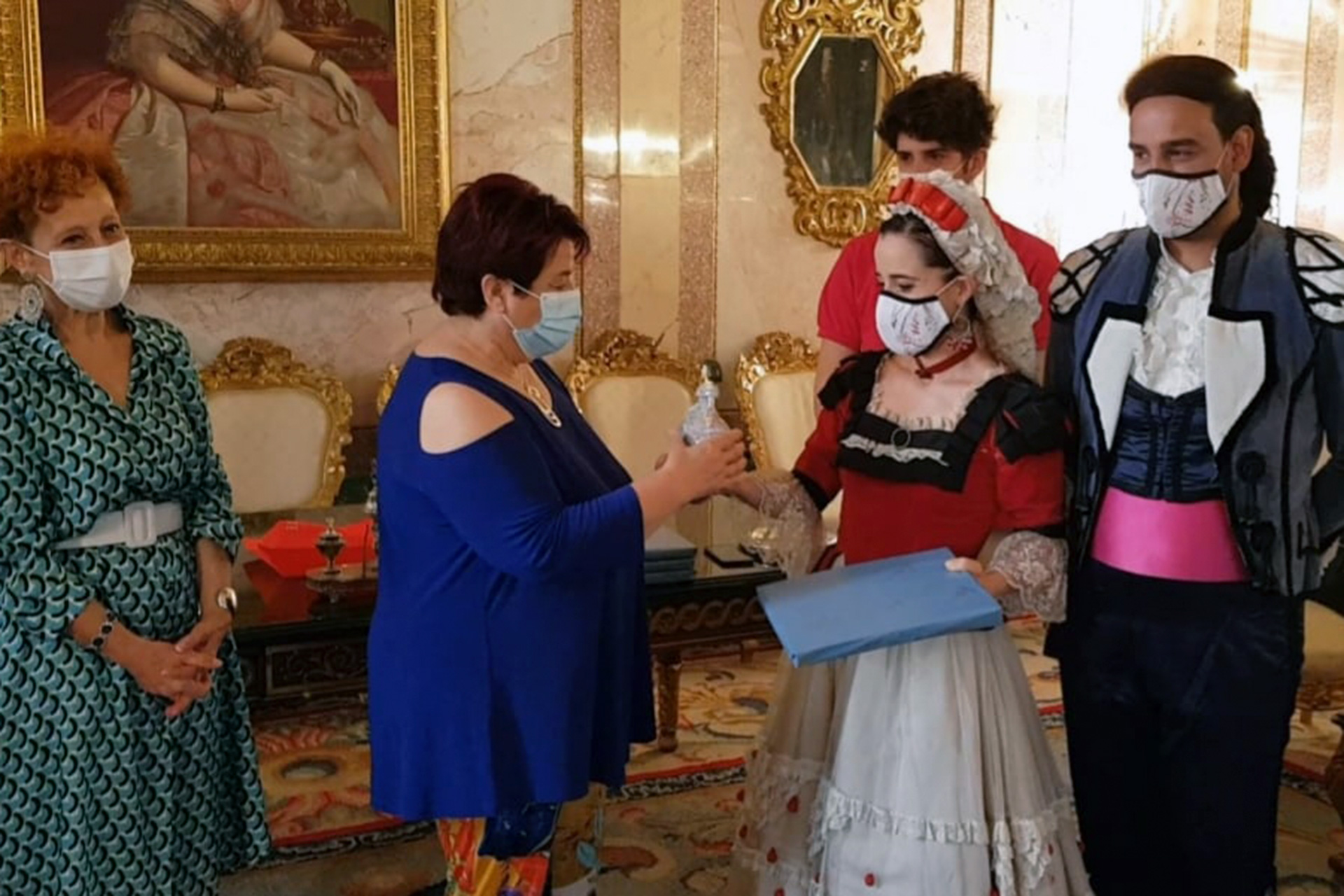 Entrega figurita porcelana a la alcaldesa