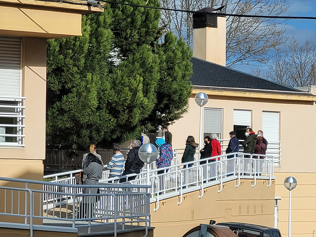 Fila de vecinos de El Espinar en la puerta del centro de salud
