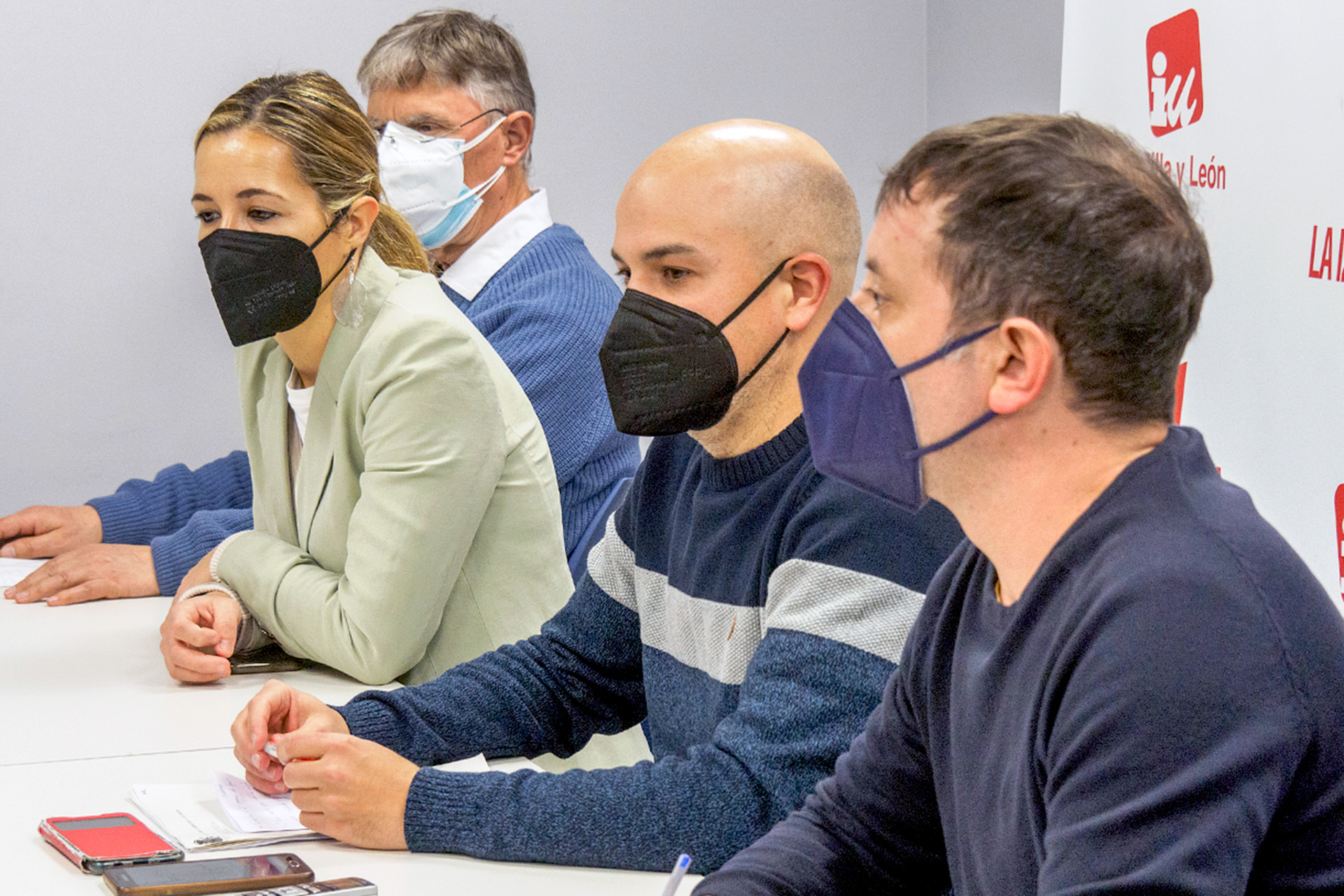 Los responsables de Izquierda Unida en la rueda prensa en el salón de actos del CAAV de Segovia. / KAMARERO