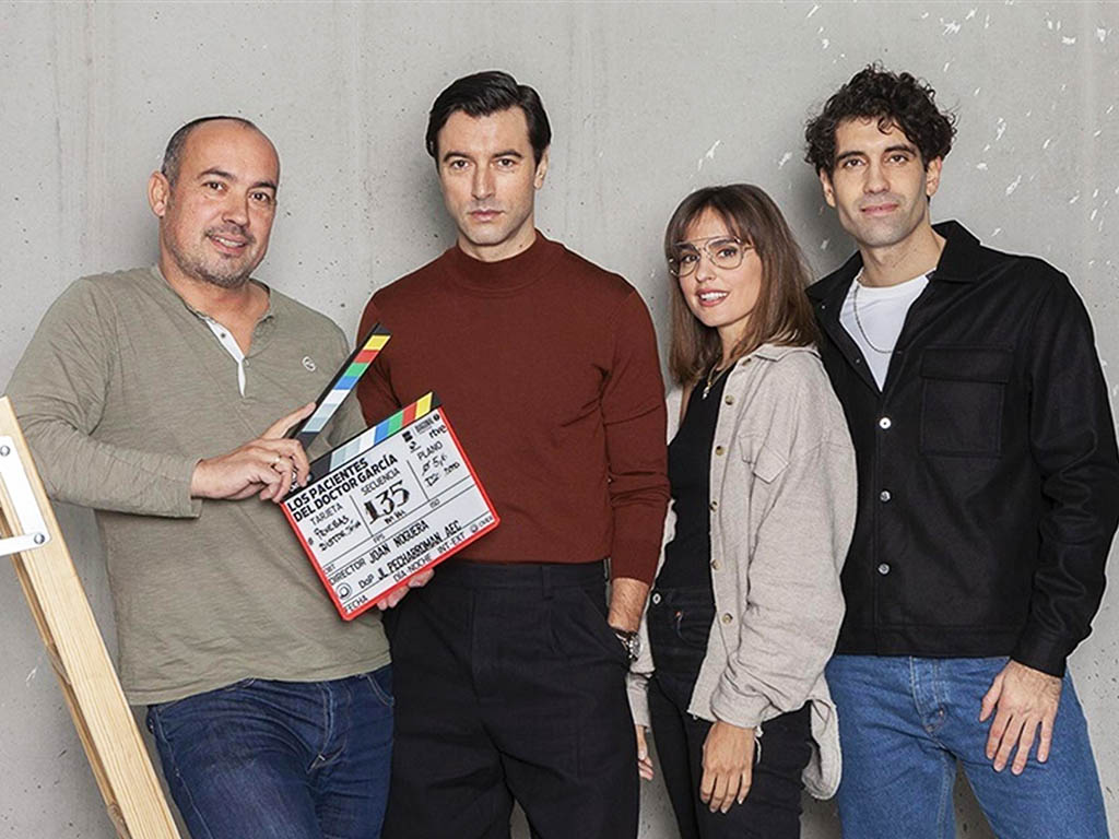 Joan Noguera, Javier Rey, Tamar Novas y Verónica Echegui, durante el rodaje de 'Los pacientes del doctor García'. / RTVE