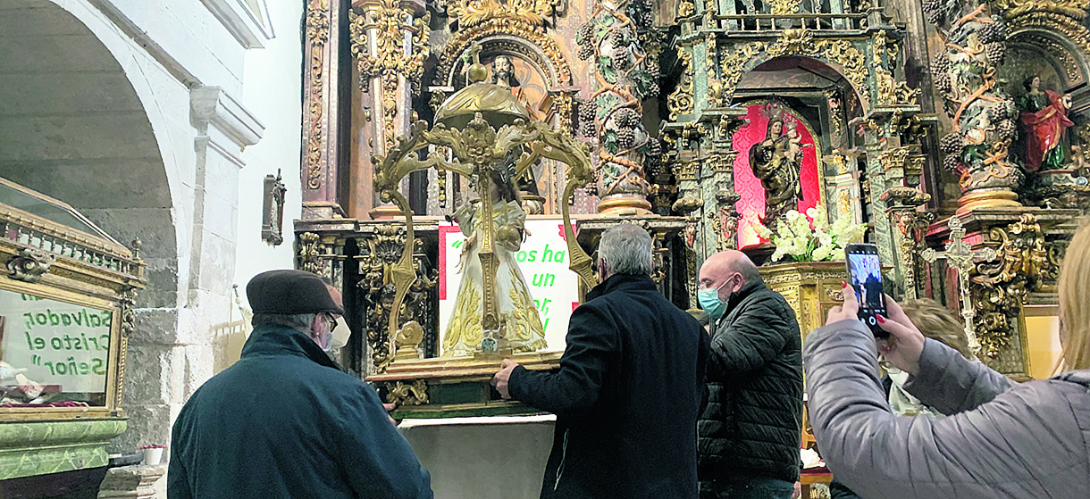 Los cofrades colocaron la imagen junto al altar mayor en un pedestal para que luzca estos dias