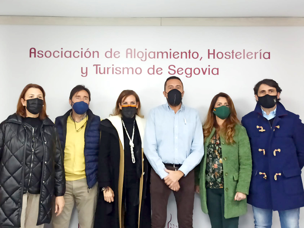 Los dirigentes y candidata de Vox, con los hosteleros. / EL ADELANTADO