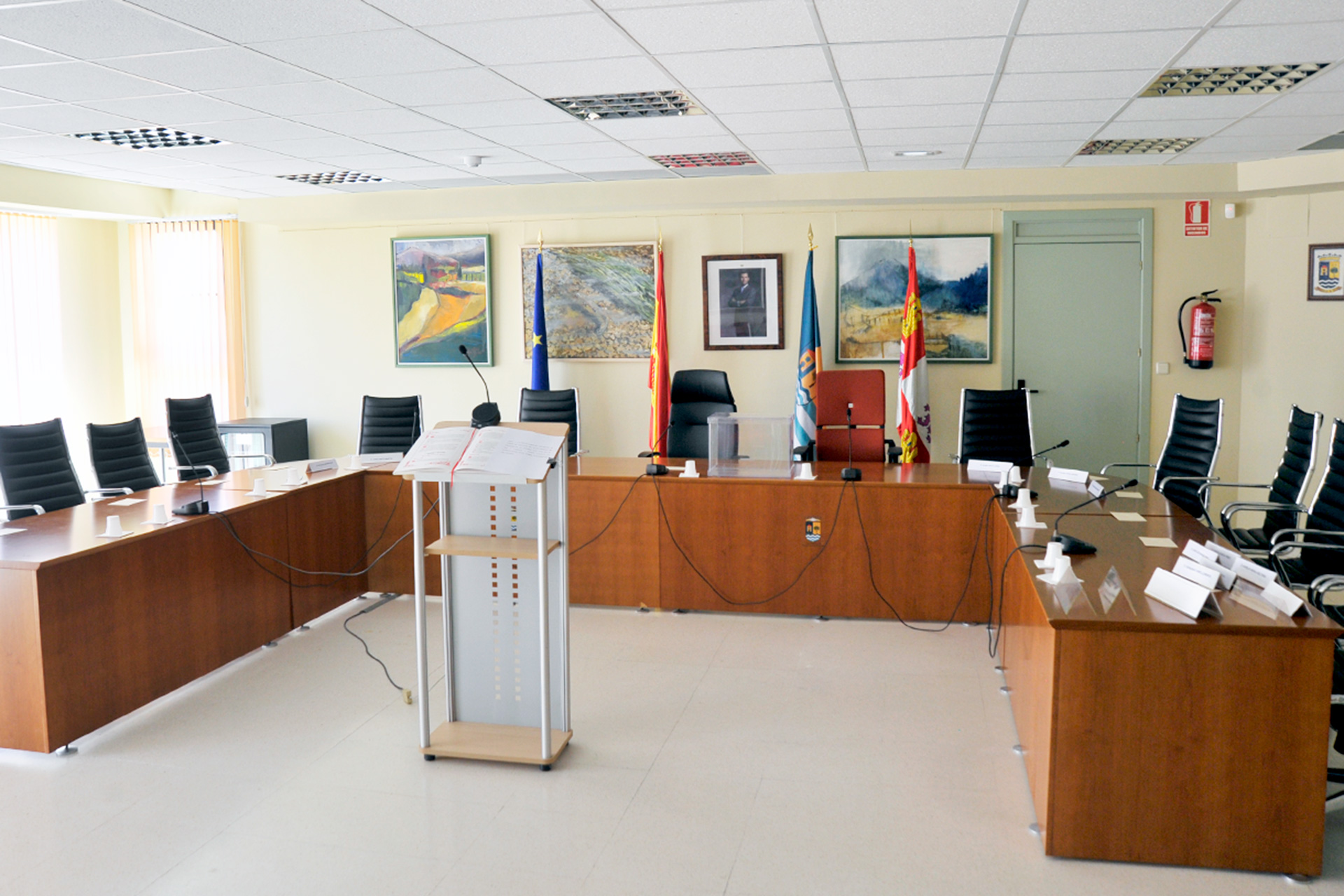 Palazuelos Ayuntamiento Salon Plenos KAM0457