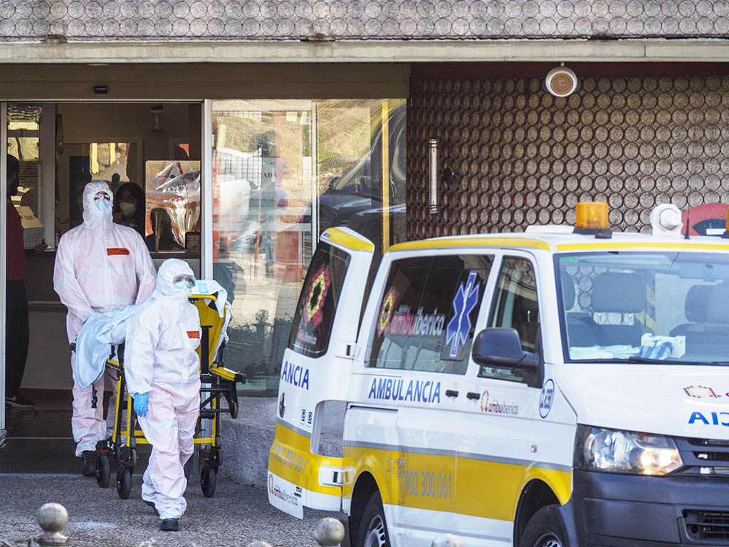 Segovia registra otra muerte en residencias y 200 casos de covid en tres días 1 Residencia Asistida Ambulancia EPI Coronavirus