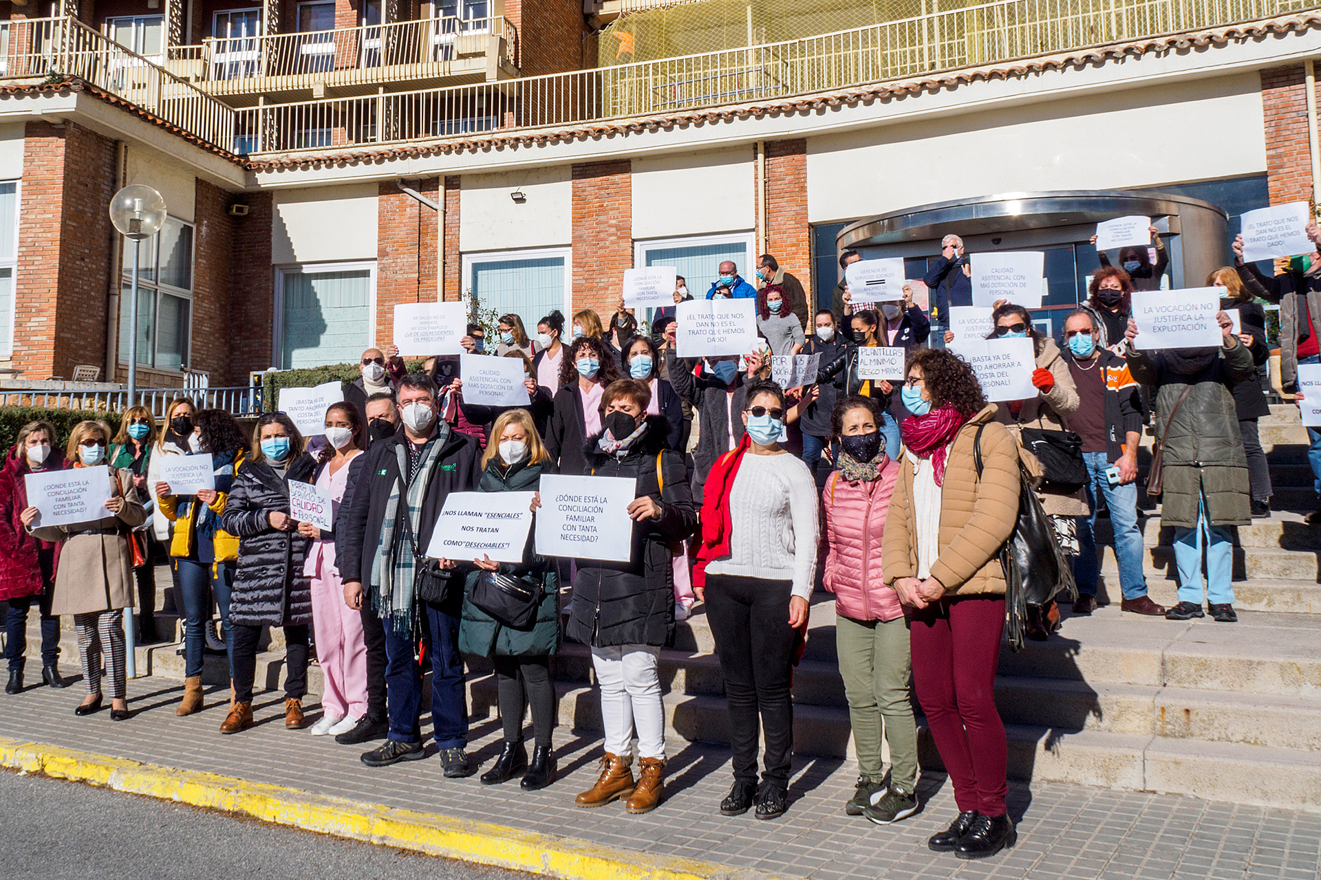 Concentración a las puertas de la Residencia Asistida. / KAMARERO