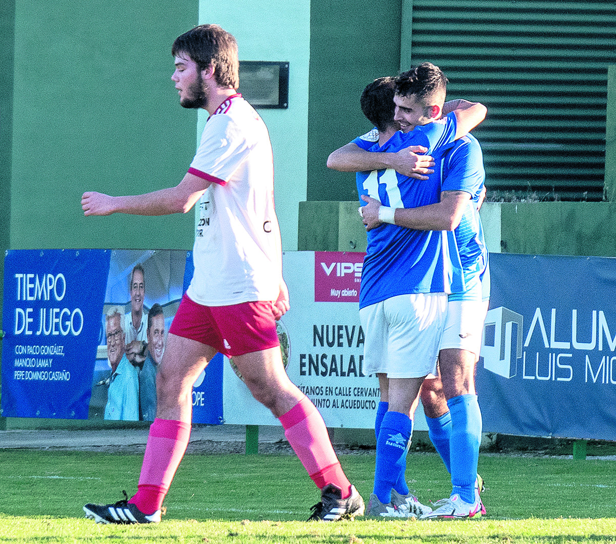 Ruben se abraza con Alcubilla tras el gol marcado por el delantero del Unami