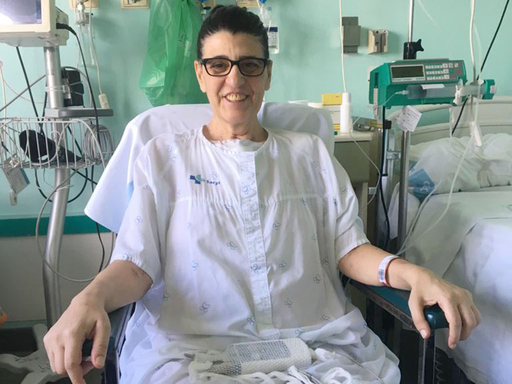 Teresa Gonzalez sonrie en el Hospital Clinico de Valladolid tras ser sometida a un trasplante de corazon