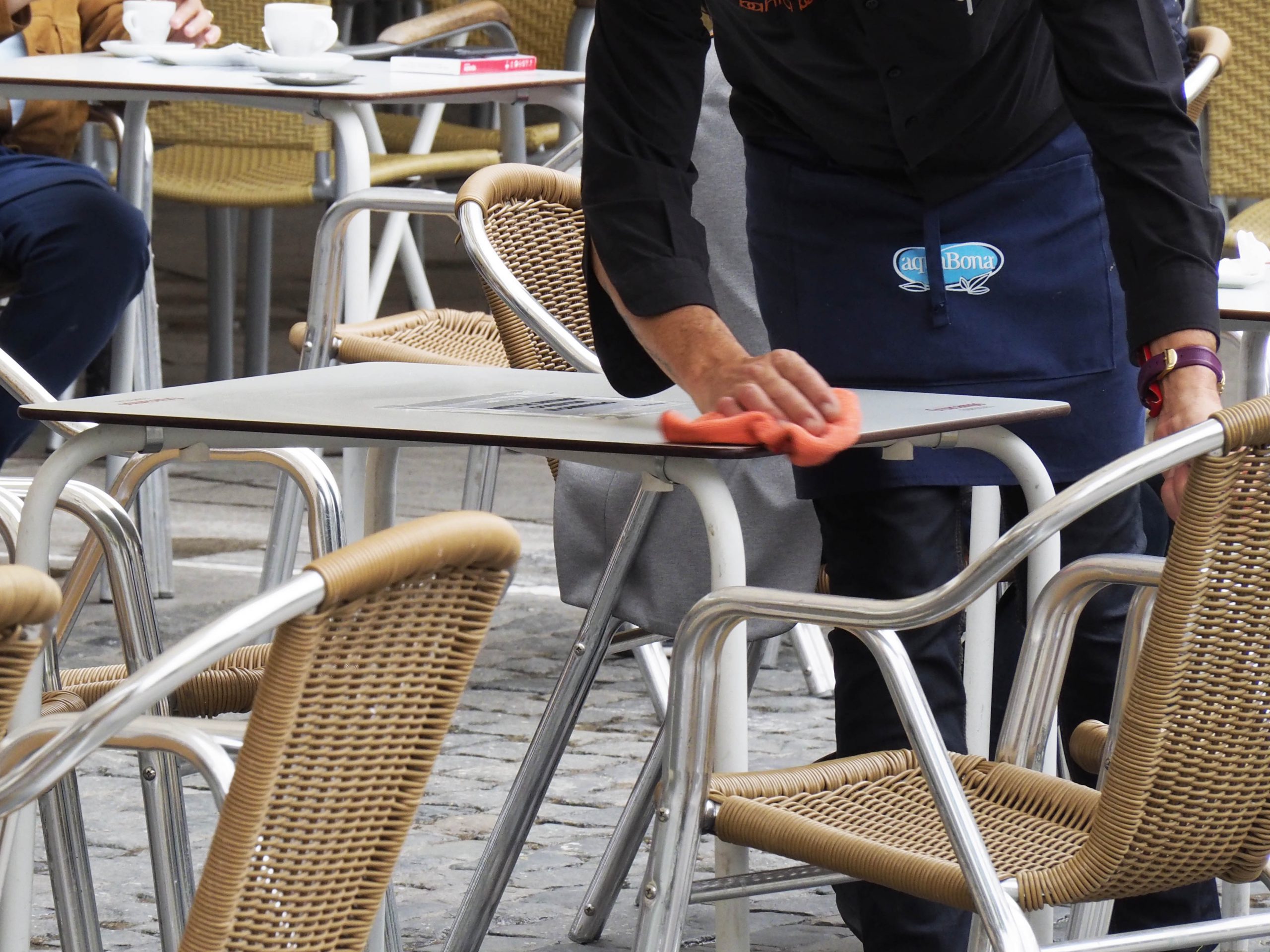 Mesa de una terraza de un establecimiento hostelero. / KAMARERO