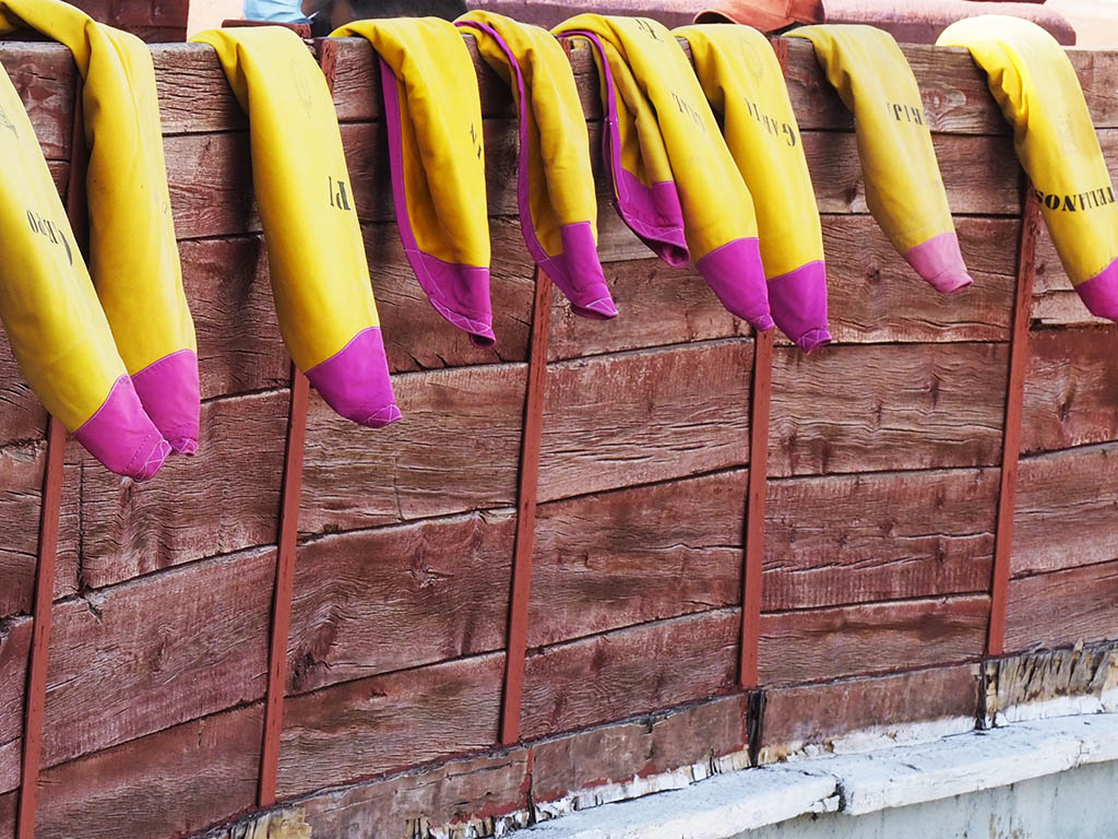 Toros Carteles Capotes Paseillo