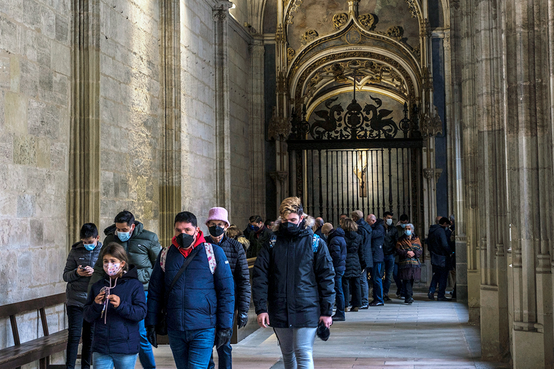 Turistas Catedral Claustro KAM8386 copia