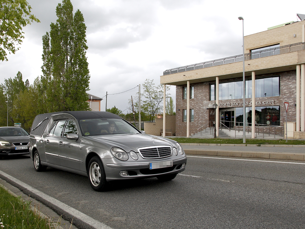 Un coche funebre circula en las cercanias del tanatorio ‘San Juan de la Cruz de la capital