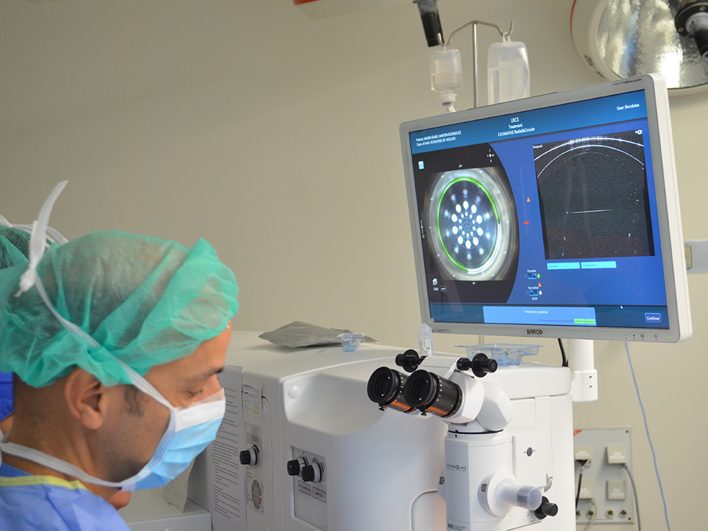 Un profesional analiza pruebas diagnósticas en un equipamiento IOR muy parecido al que se instalará en Segovia. / EL ADELANTADO