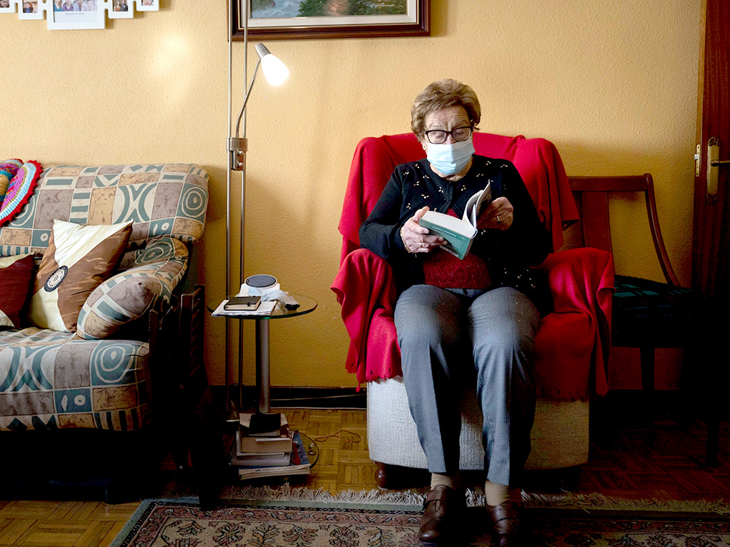 Victoriana Francisco, de Condado de Castilnovo, leyendo uno de sus libros. / EL ADELANTADO