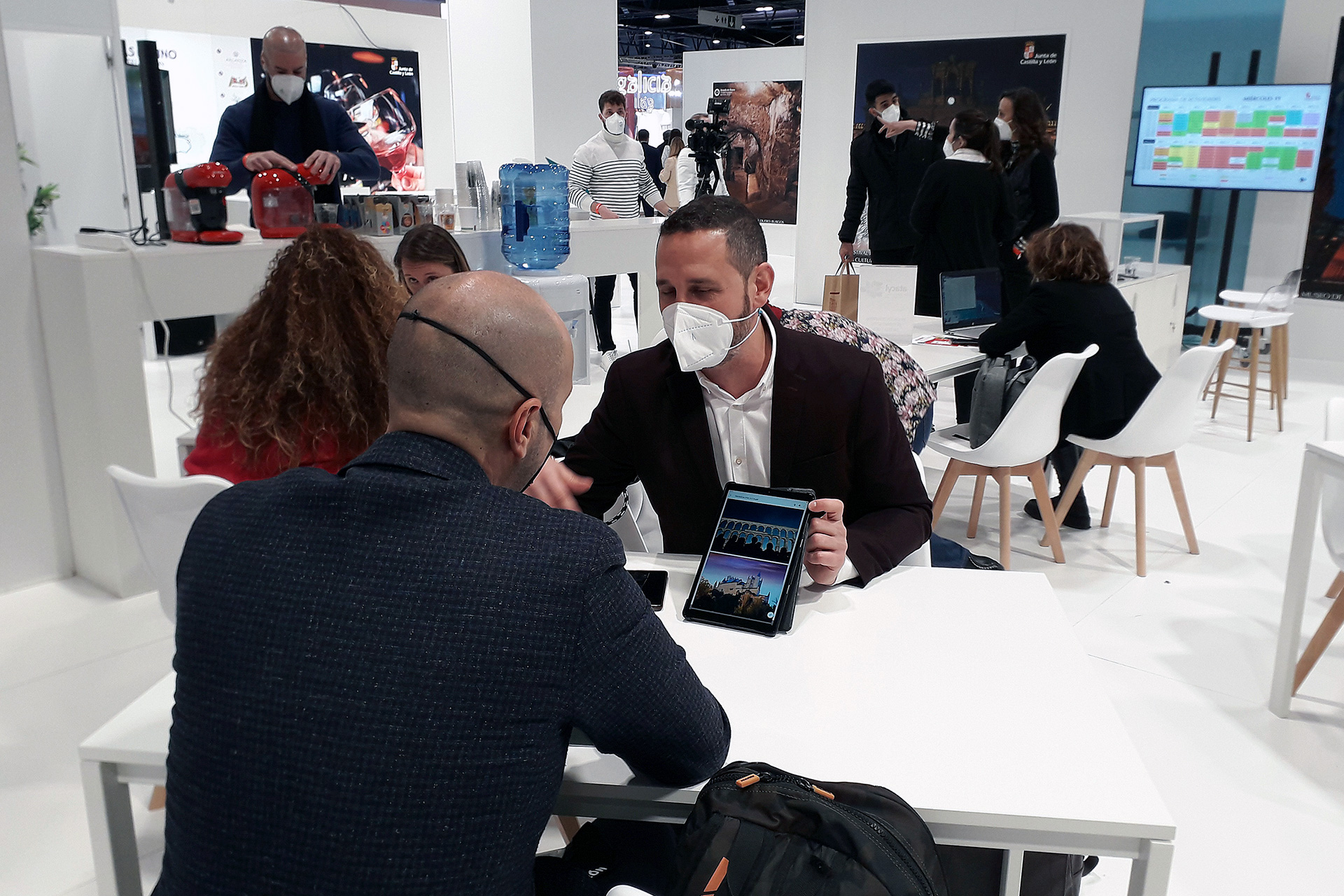 Una de las mesas de trabajo en las que han participado técnicos de turismo del Ayuntamiento en el stand de Castilla y León. / E. A.