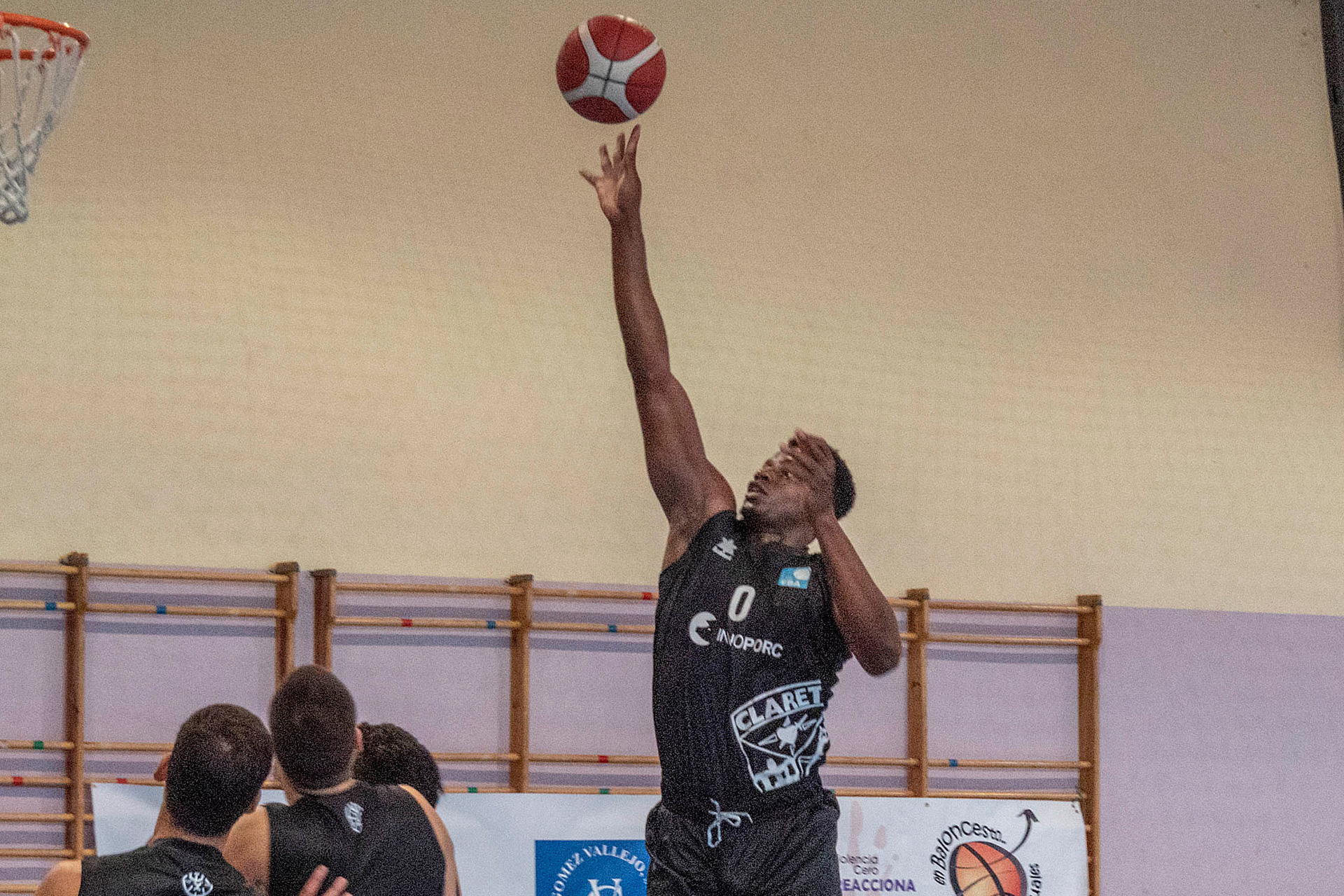 Drame lanza a canasta durante el encuentro de ida./ KAMARERO