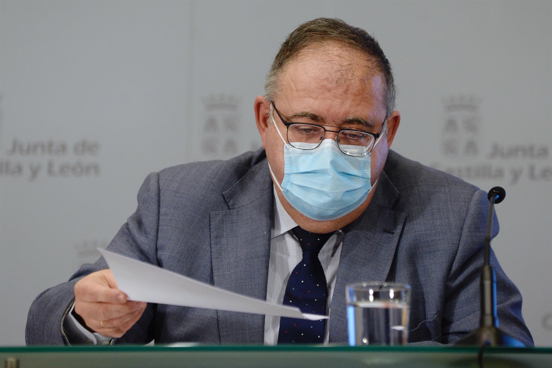 El consejero de Sanidad de la Junta de Castilla y León, Alejandro Vázquez, comparece en rueda de prensa. / EFE - NACHO GALLEGO