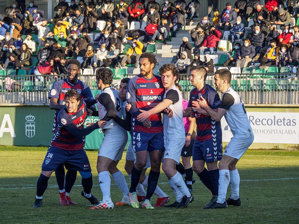 Jugadores de la Gimnástica Segoviana y el Adarve, en un balón parado./ KAMARERO