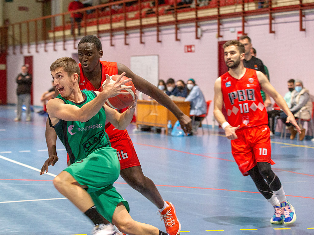 Javi Lázaro supera a Ka y se dirige hacia la canaste del Porriño durante una acción de la primera parte del encuentro./ NEREA LLORENTE