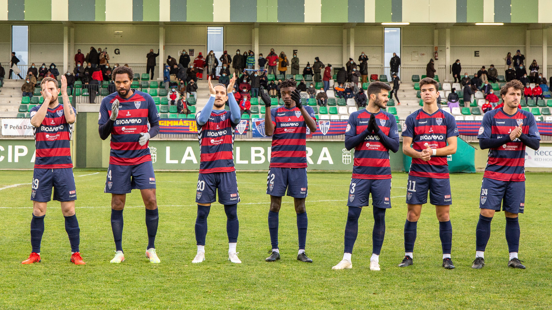Los jugadores de la Segoviana saludan a los aficionados en los prolegómenos de un encuentro./ NEREA LLORENTE